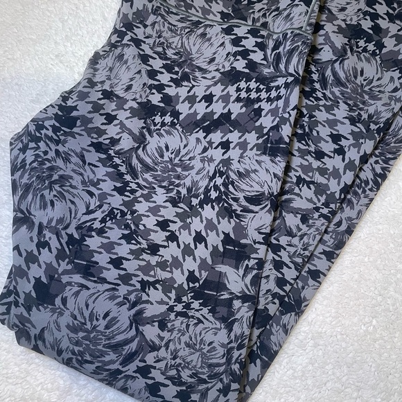 Black Geometric Pattern Leggings with Smooth Texture - Picture 2 of 6